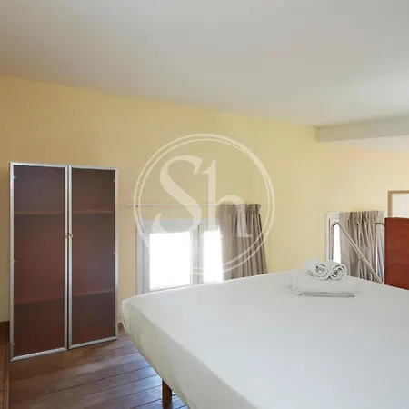 Practico Apartamento En Paseo De Gracia Daire